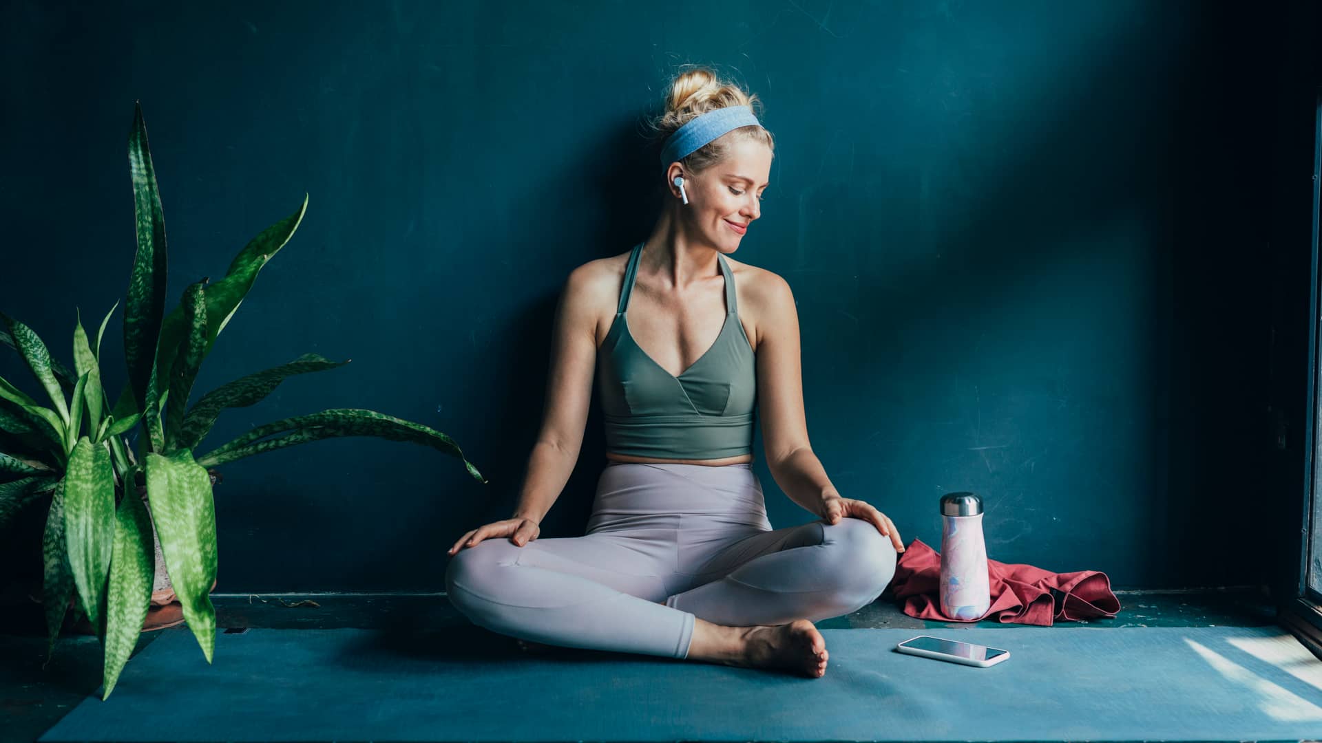 Mujer practicando yoga tras dar de baja de endesa