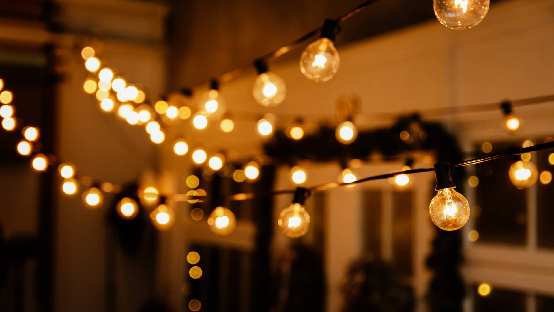 patio de una casa iluminado con bombillas que representa la tarifa nocturna de endesa