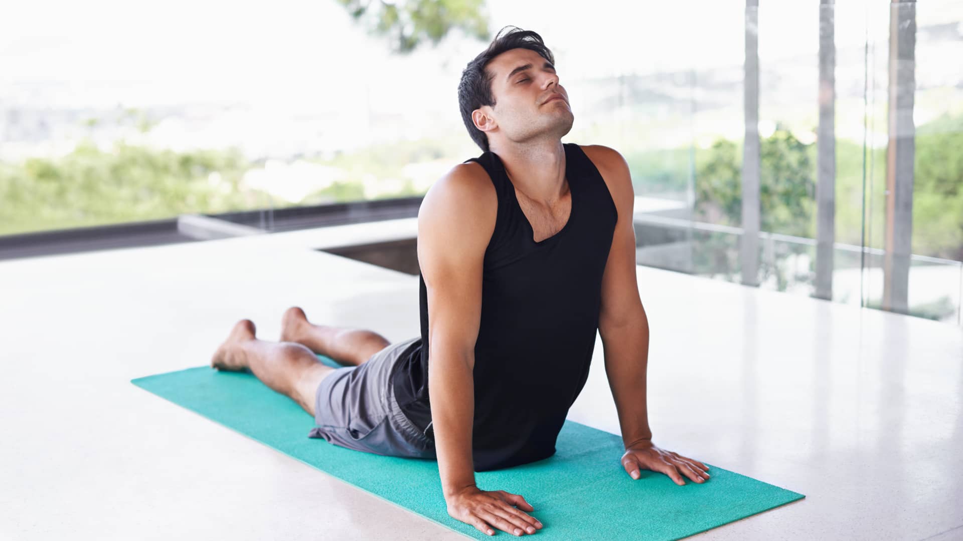 Hombre practicando yoga tras dar de baja de iberdrola