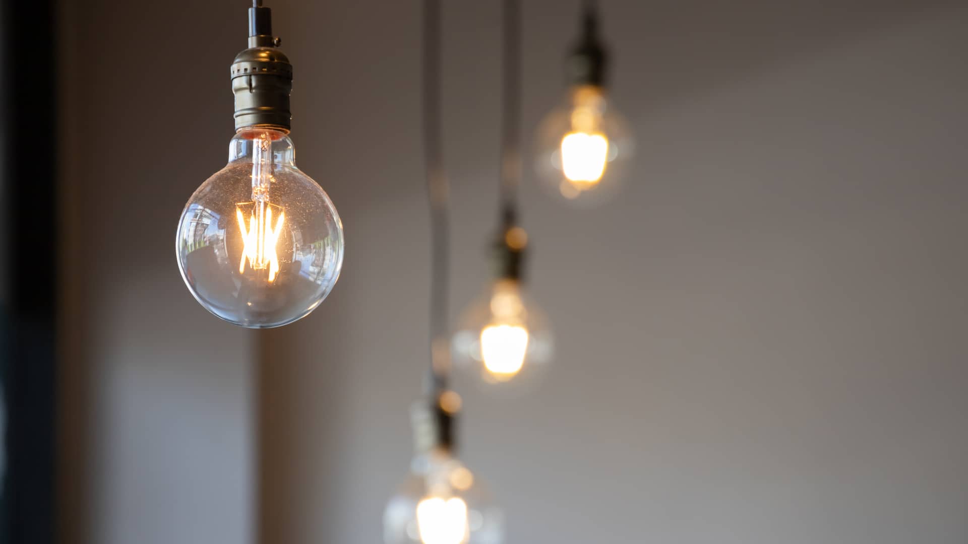 Lámpara de bombillas de un hogar que ha contratado la luz y el gas con una tarifa de naturgy
