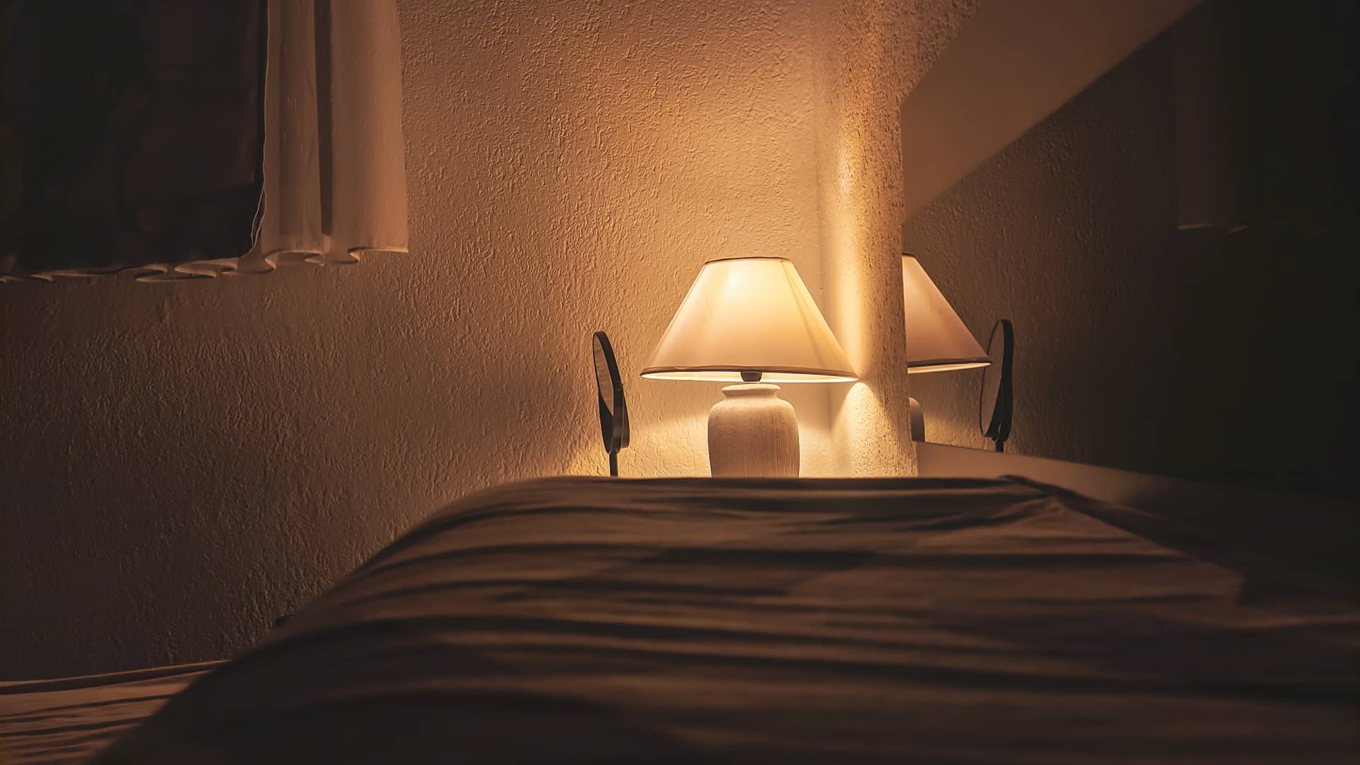 mesa con una lampara de noche encendida de una persona que tiene una de las tarifas 3-2 de repsol