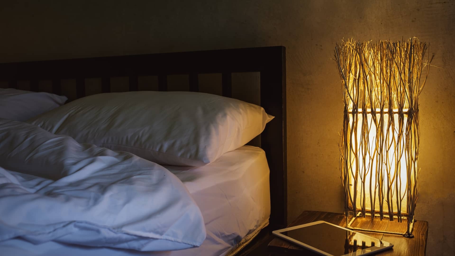lamparita de noche encenida en el dormitorio de una persona que tiene contratada una de tarifa noctura de repsol