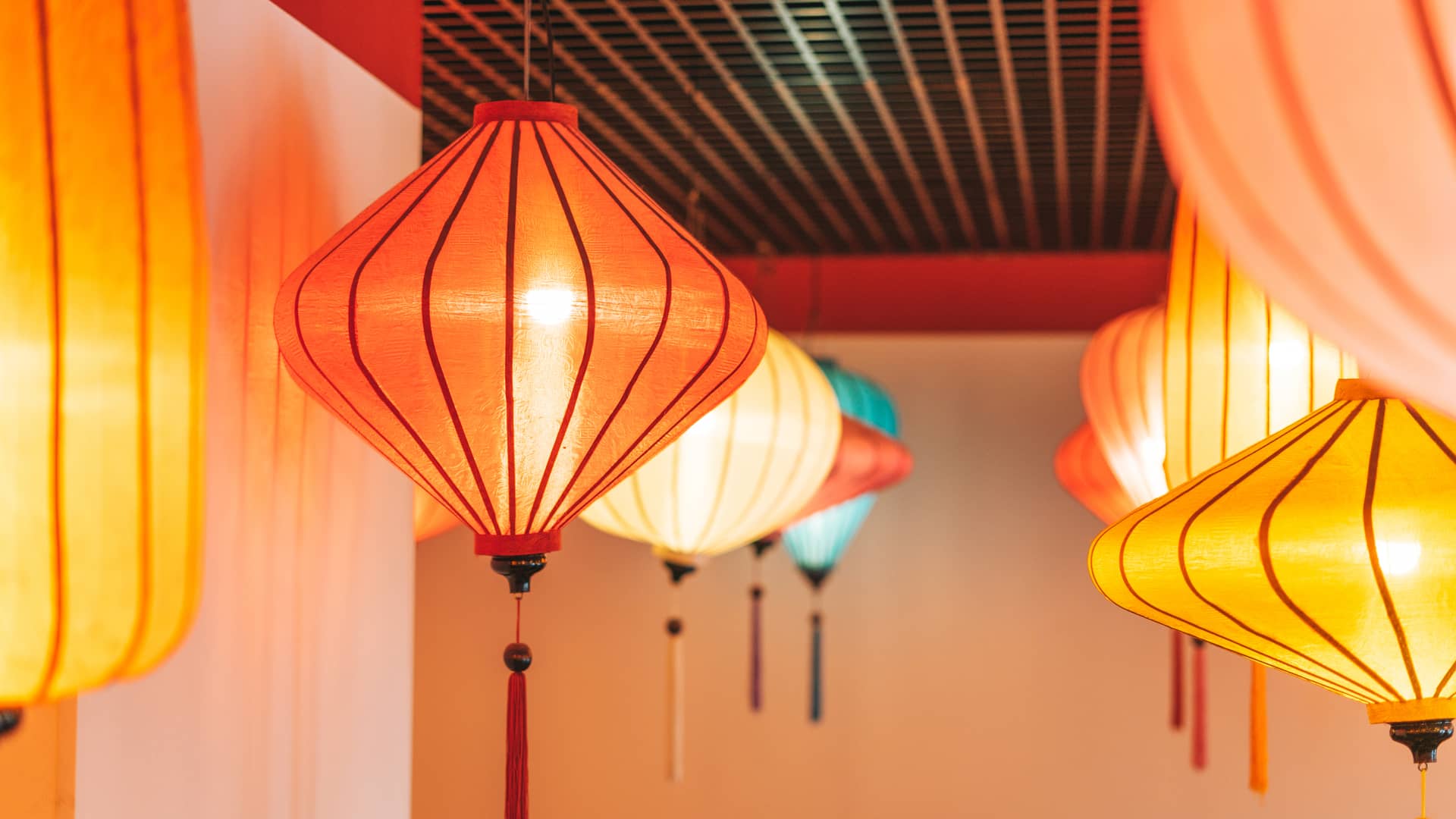 Lámparas de tela colgantes en un restaurante que cuenta con una tarifa de Vodafone Energía
