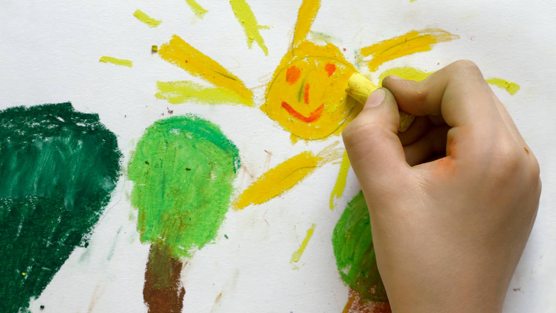 Niño realizando un dibujo del sol simboliza pintura solar 