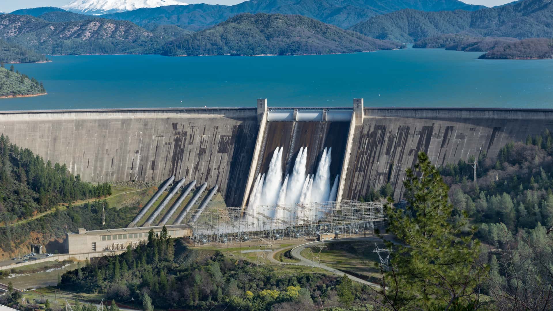 Foto de la presa Shasta en EE.UU. sirve para ilustrar las ventajas y desventajas de la energía hidráulica
