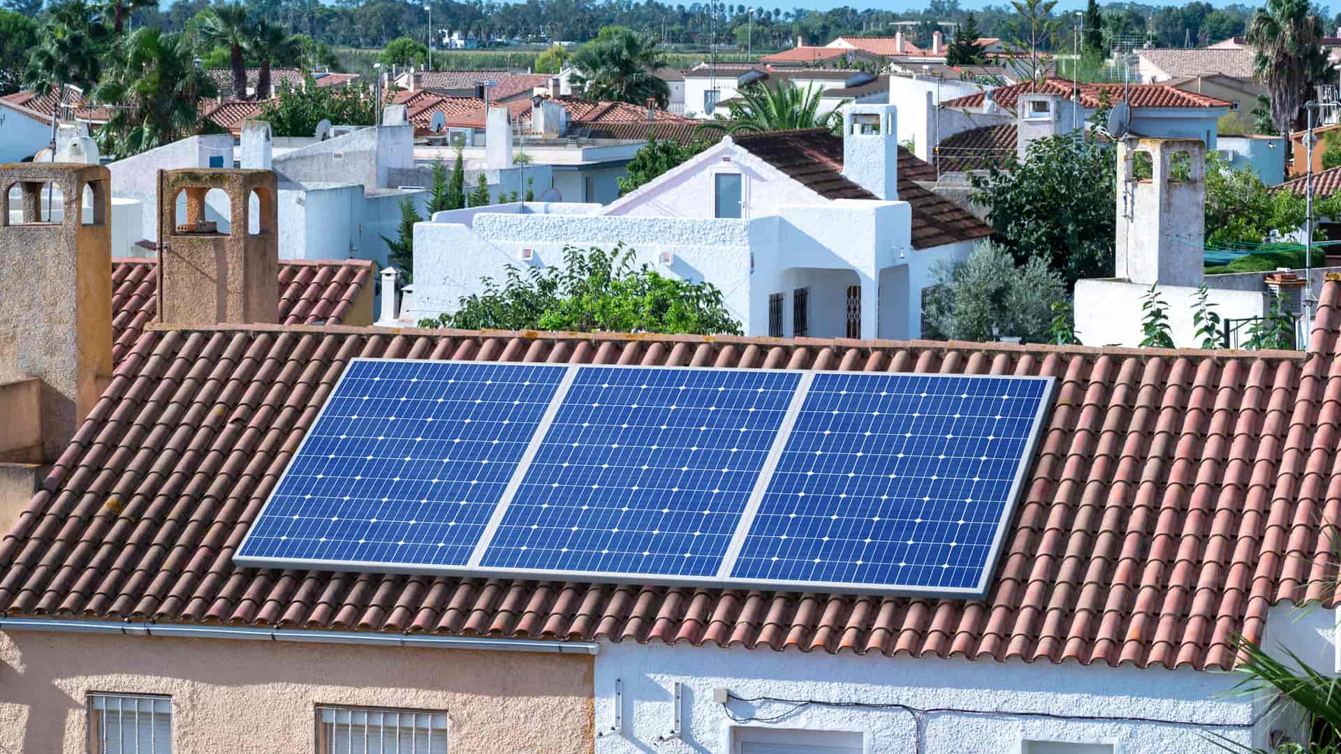 Vivienda con paneles de energía renovable solar para el autoconsumo