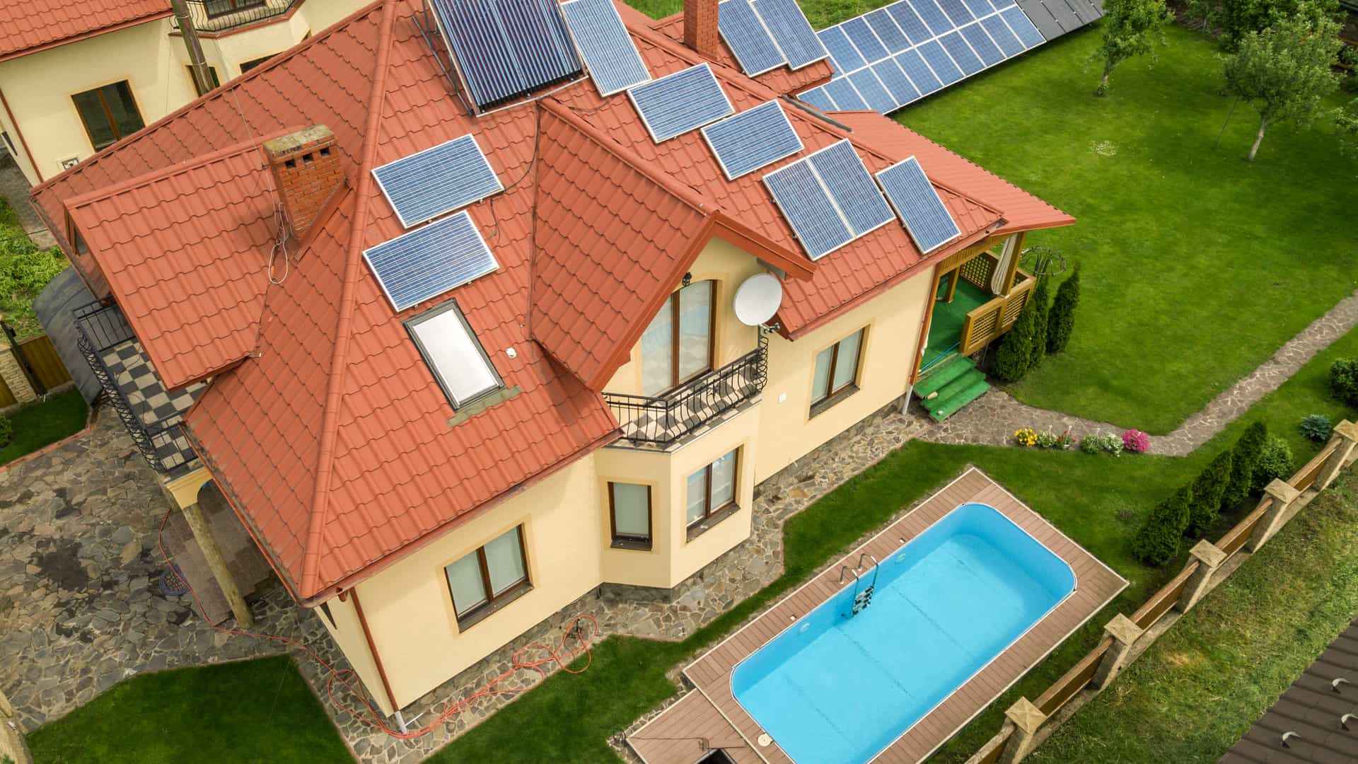Casa con piscina exterior e instalación de placas solares de distintos tipos que entre otras cosas pueden usar para calentar la piscina cuando lo necesitan