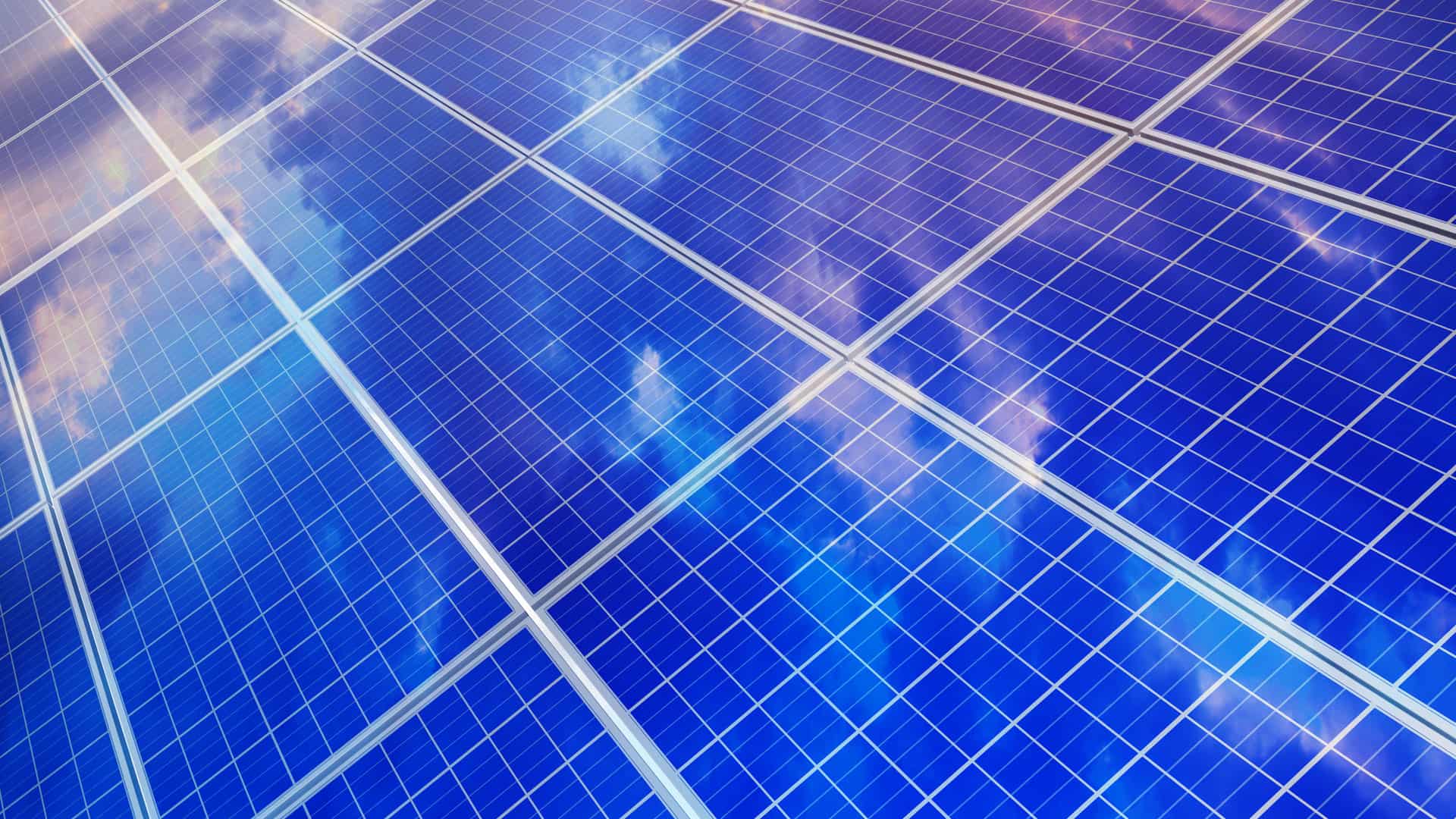 Paneles solares reflejando las nubes, como los vendidos por distribuidores de energía solar