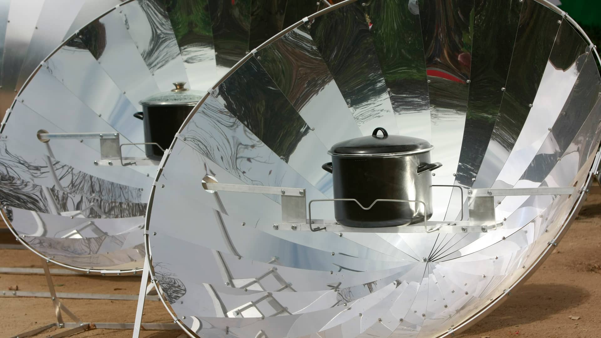 Un par de estufas solares con las que cocinar aprovechando la energía solar