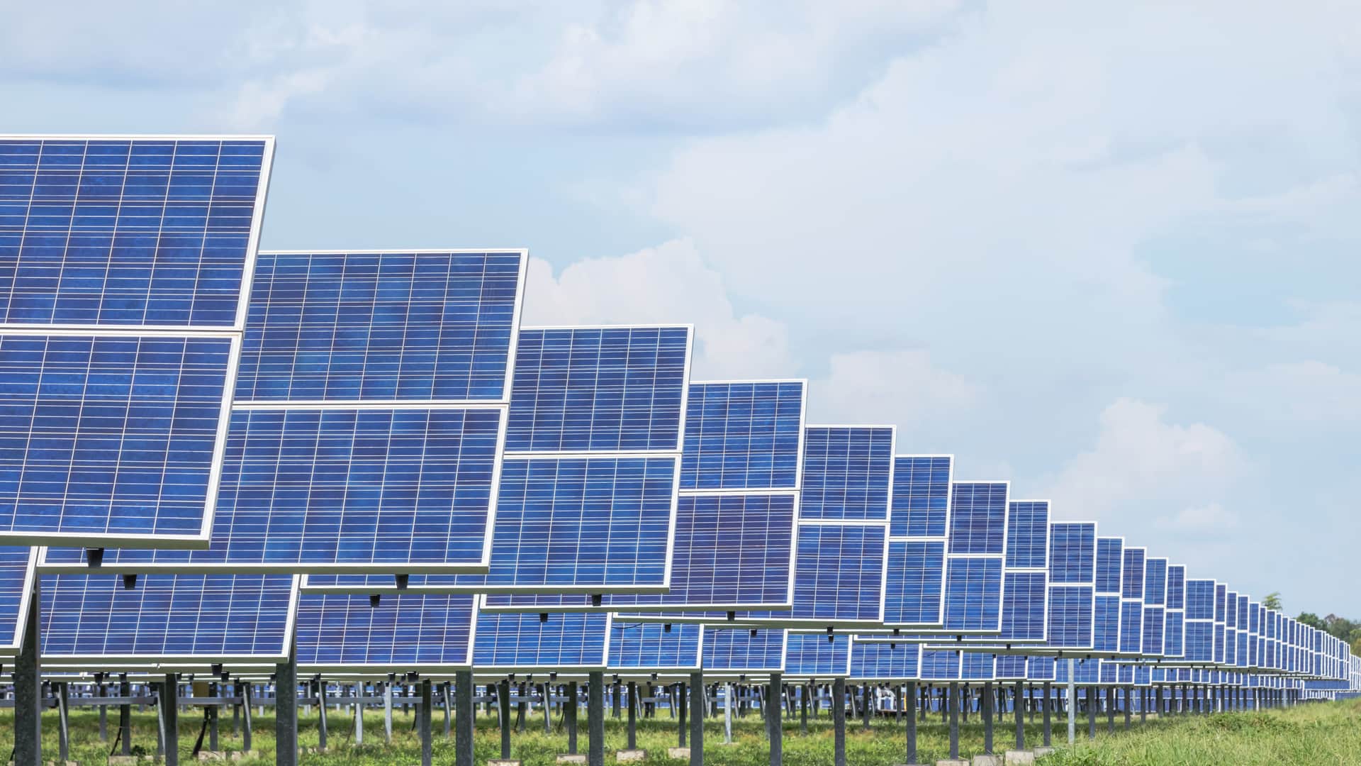 Intrumentos de energía solar montados por los instaladores