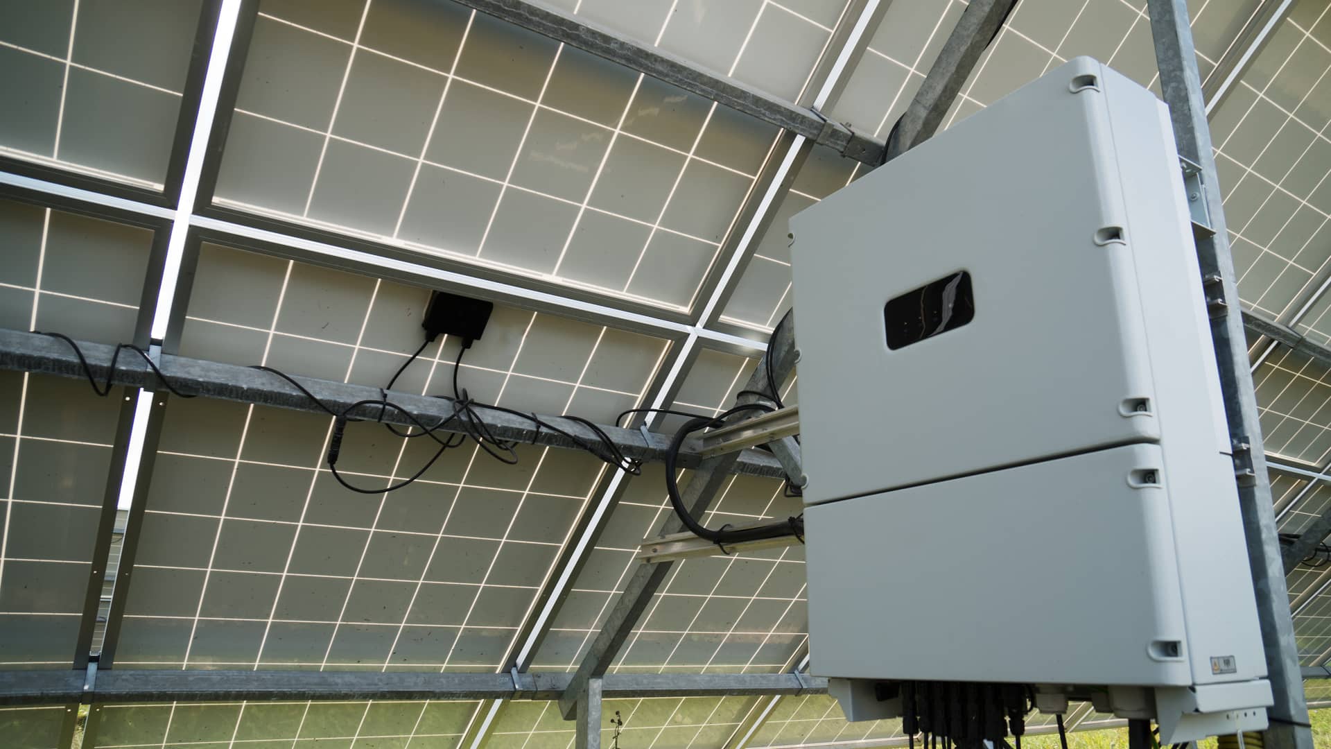Paneles de energía renovable solar conectados a un inversor