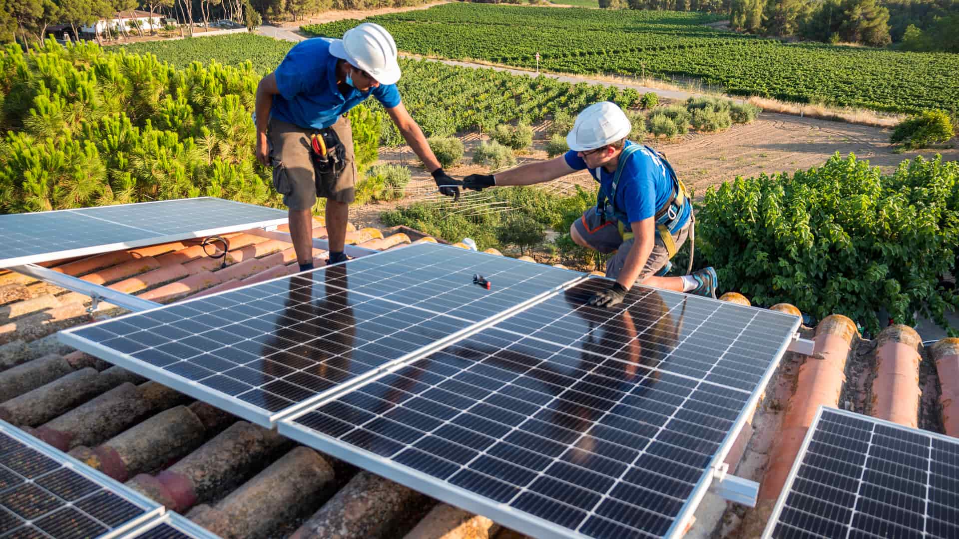 Técnicos realizando una instalación de paneles solares para un cliente que ha decidido invertir en este tipo de energía renovable