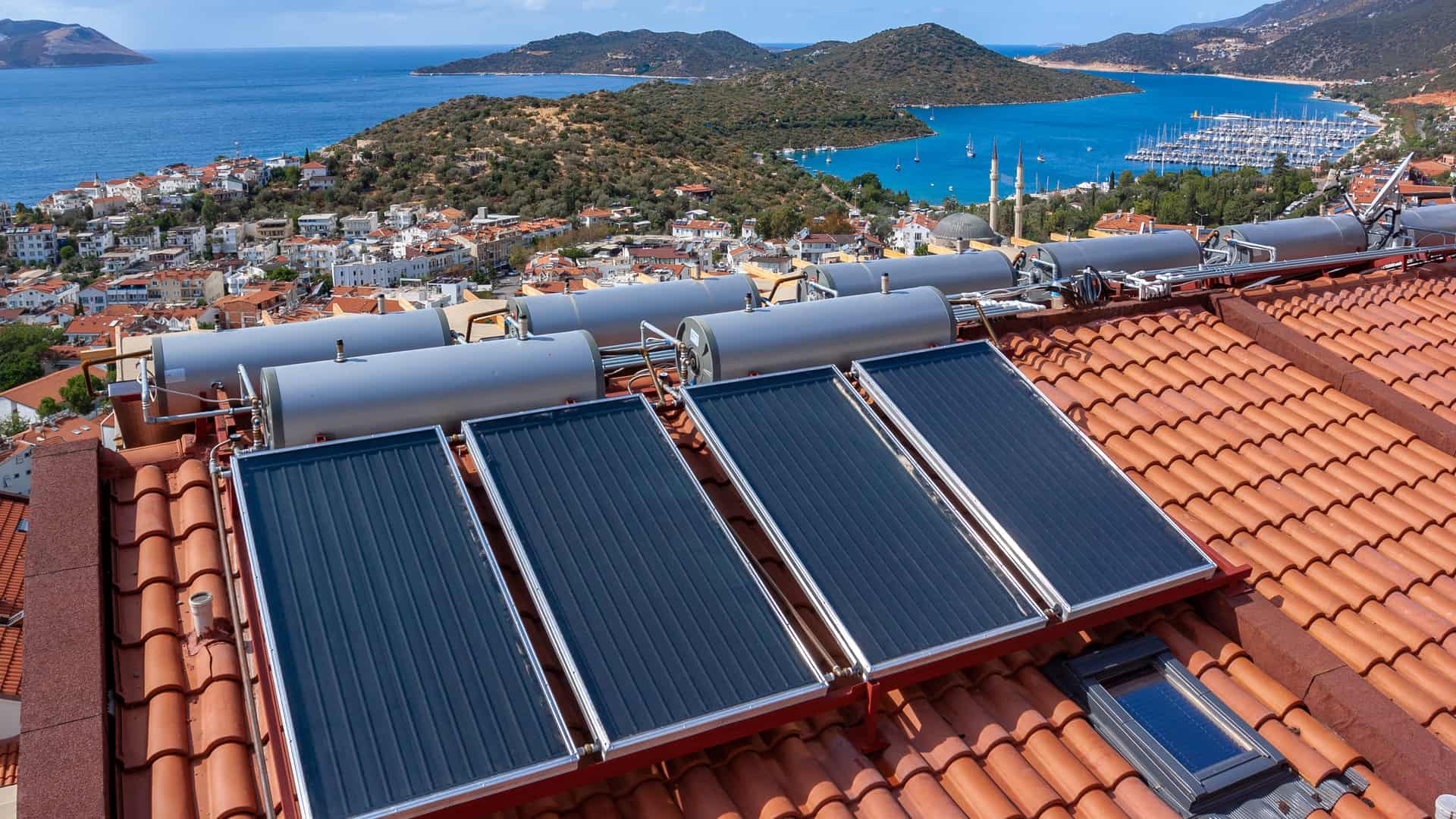 Placas de energía solar siendo usadas para conseguir agua caliente para su uso en distintas zonas del hogar