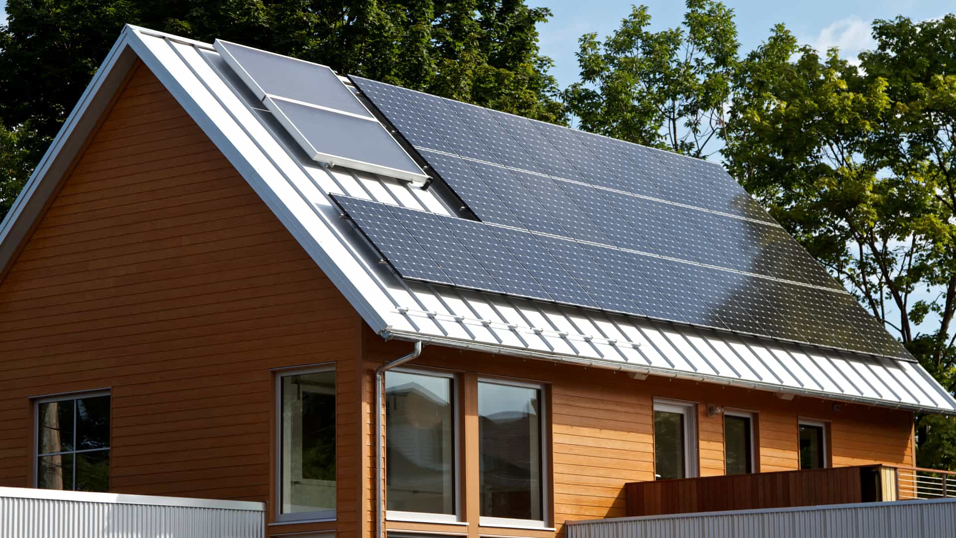 Casa con placas solares instaladas