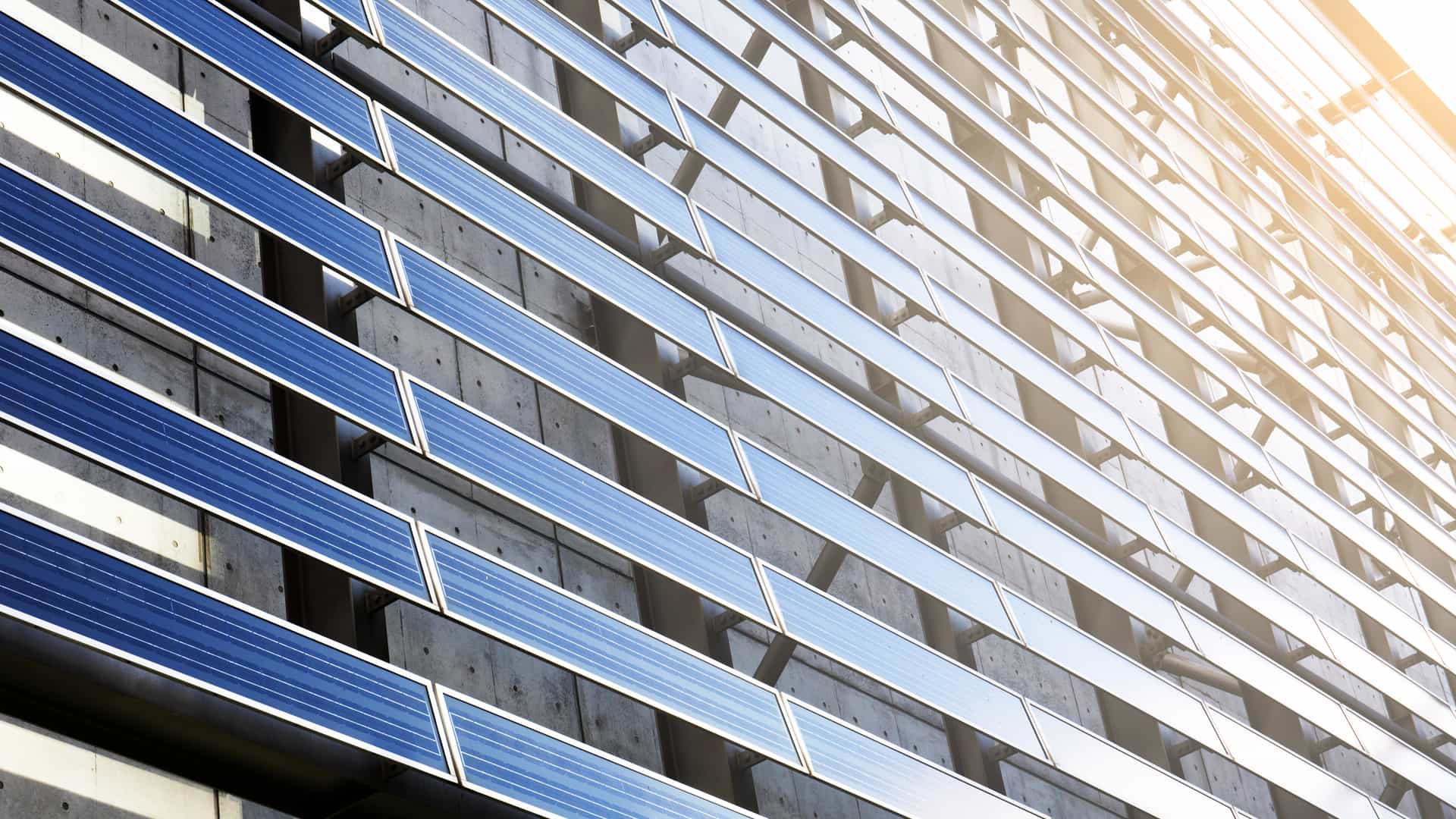 Pared de paneles solares en el edificio es uno de los productos