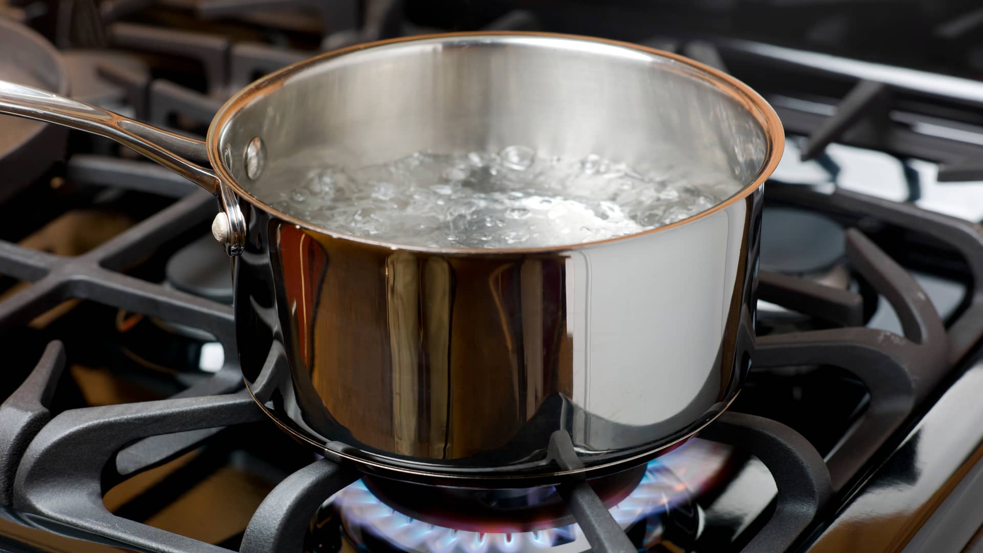 Agua hirviendo en una cocina de gas natural para preparar pasta