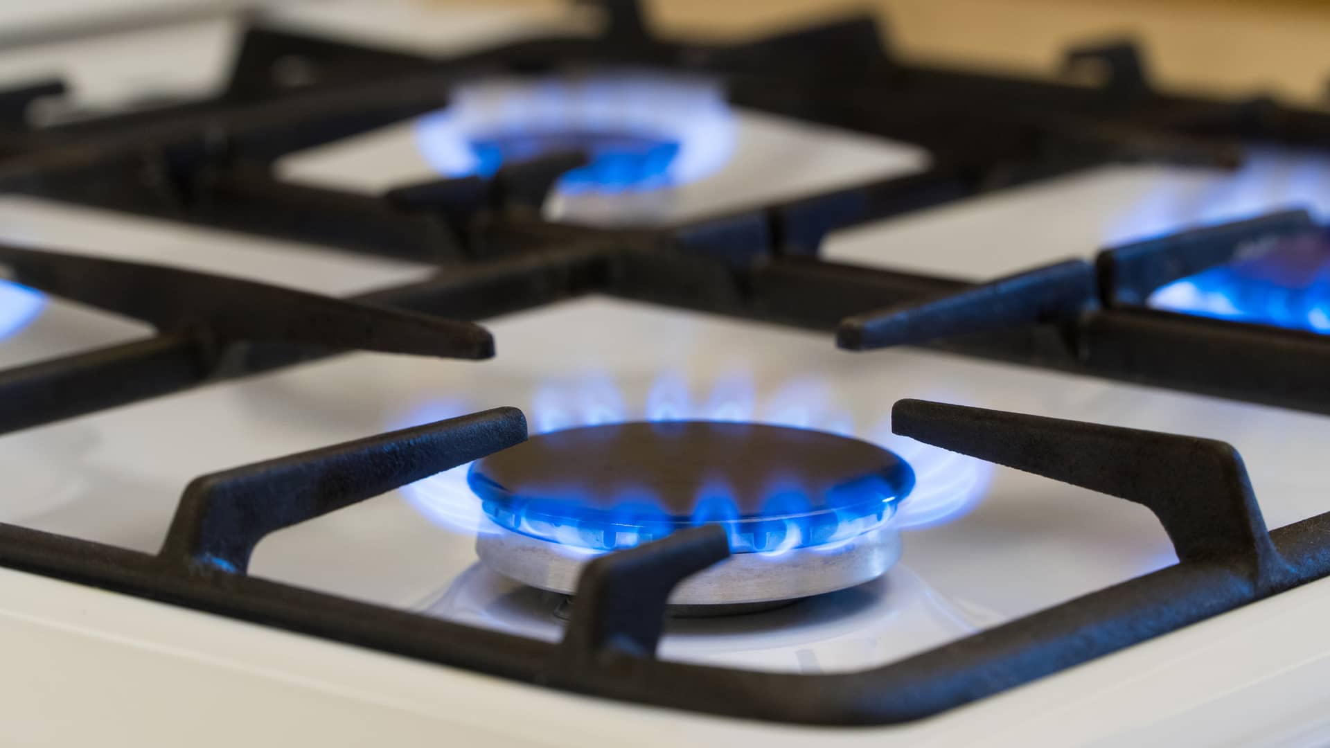 Cocina de gas con los fuegos encendidos que podría funcionar mediante propano o gas natural cuyas diferencias y ventajas detallaremos