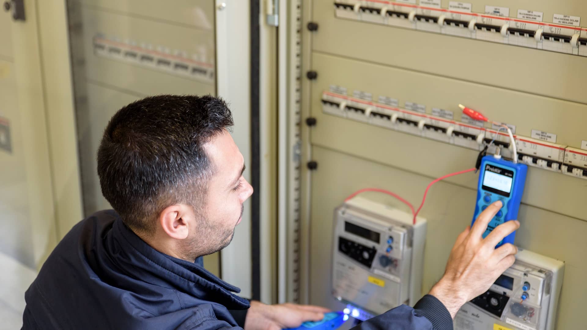 Electricista revisando contador de luz digital