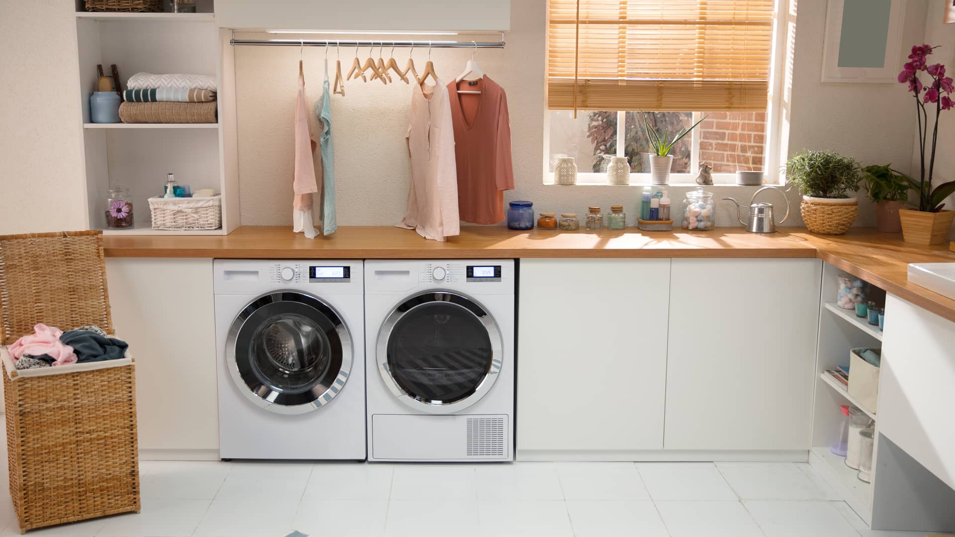 Sala de lavandería de casa con electrodomésticos de bajo consumo