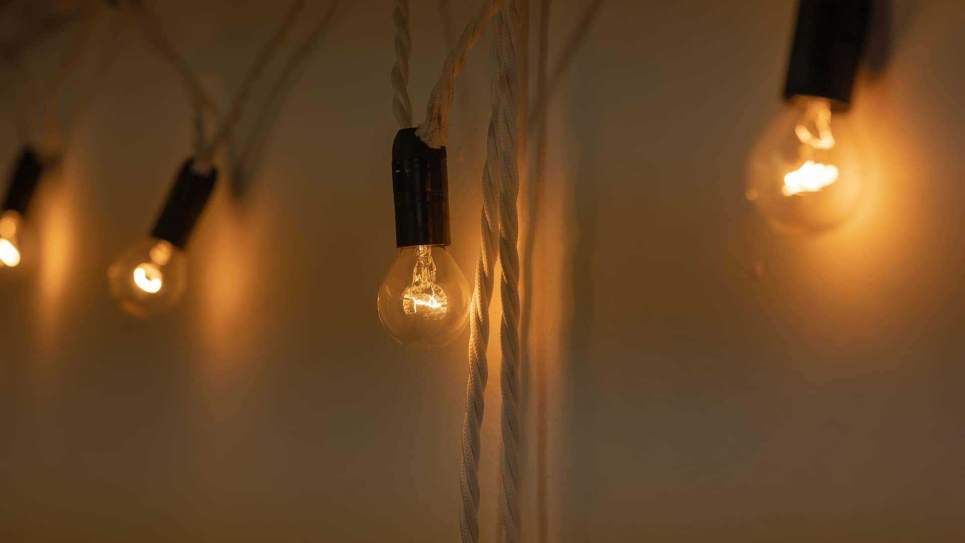 bombillas colgadas de la pared con una cuerda que representa las ofertas del black friday en energia