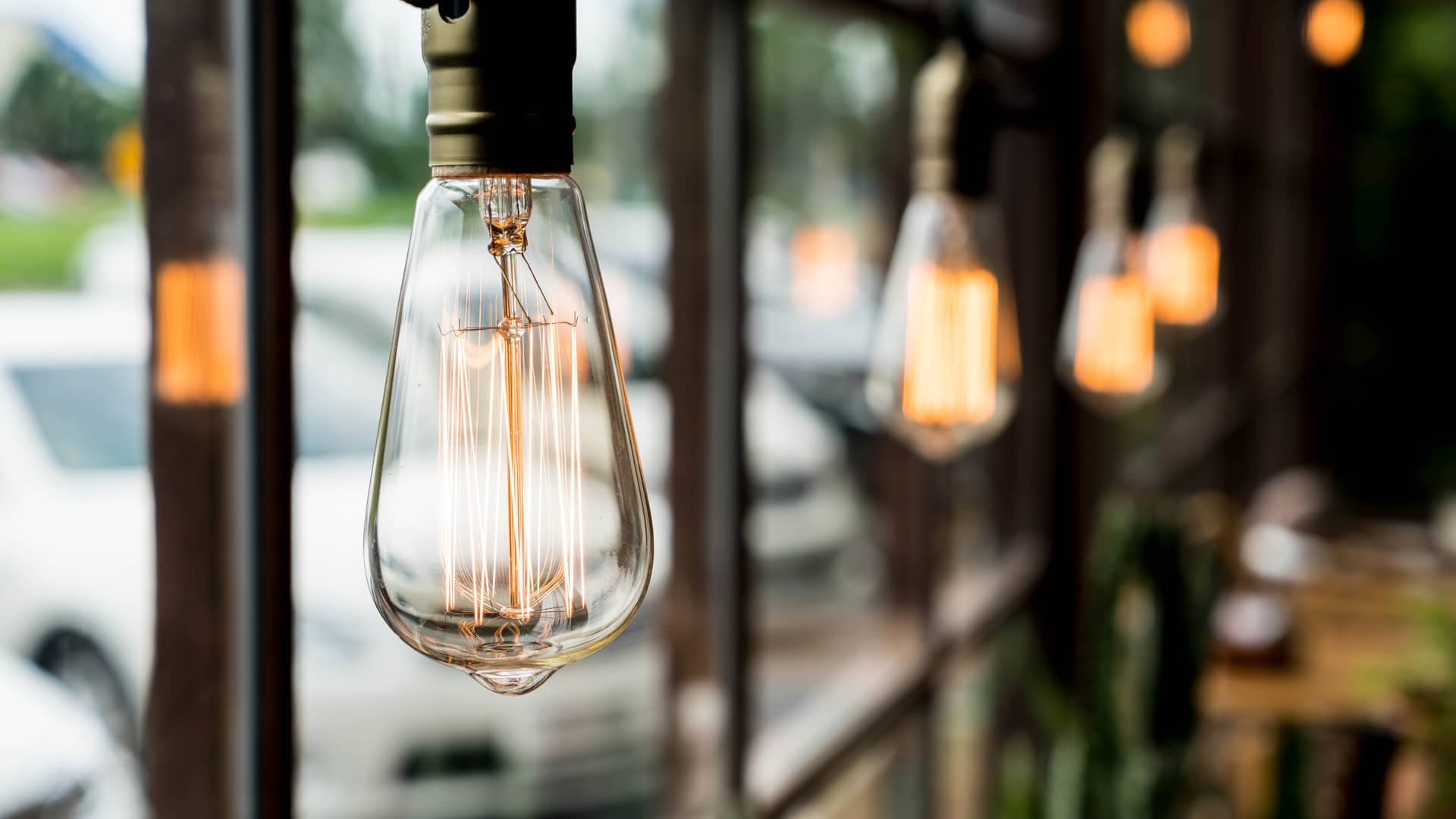 Detalle de iluminación de una cafetería que disfruta de energía a precio de coste
