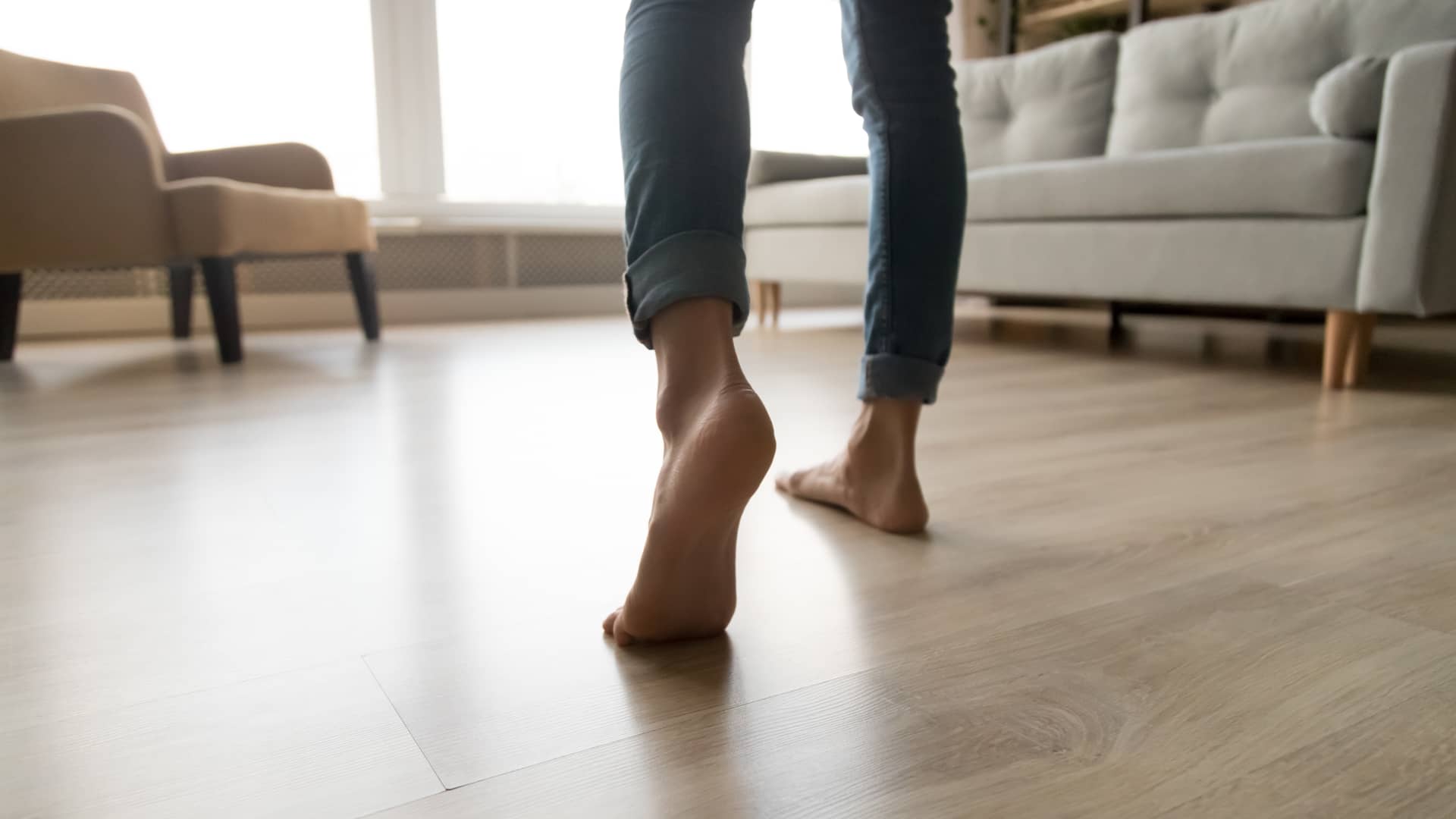 Mujer caminando descalza por su casa de suelo radiante