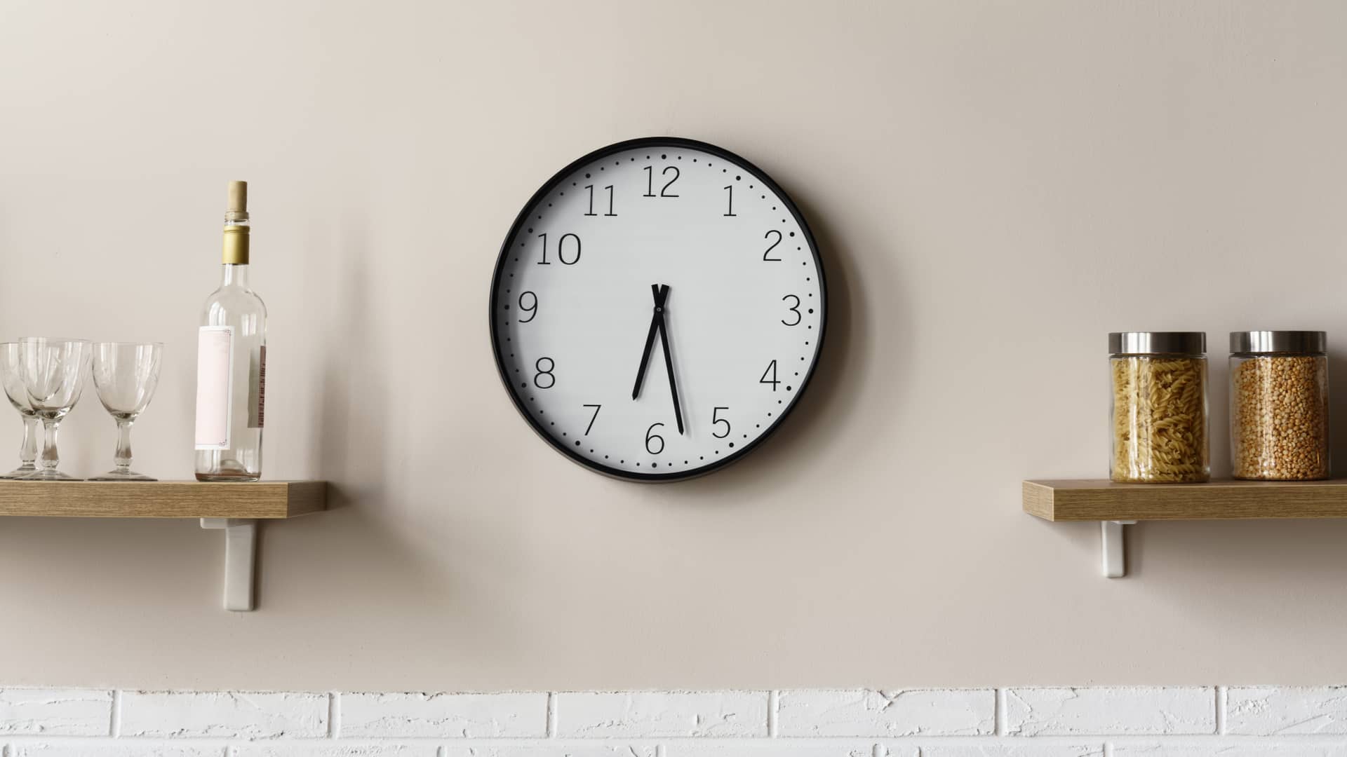 Reloj de pared al cual le quedan unas horas para la discriminación horaria